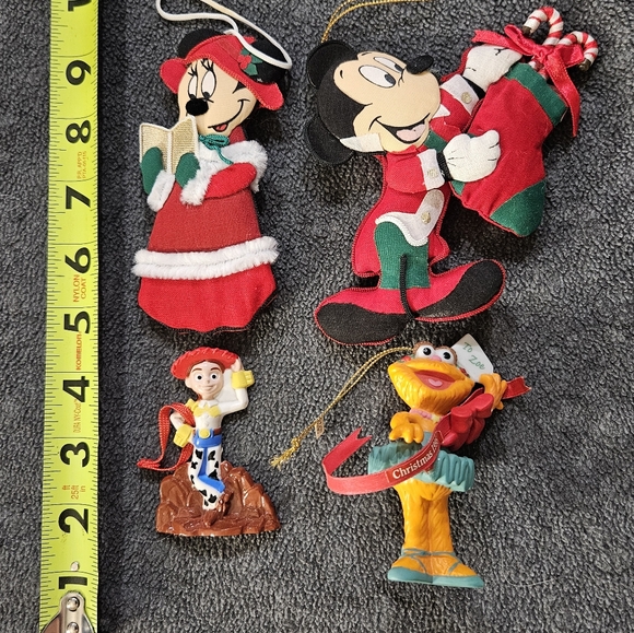 It's A Disney Christmas Featuing Mickey, Minne, Zoe, And Jesse - Picture 11 of 11